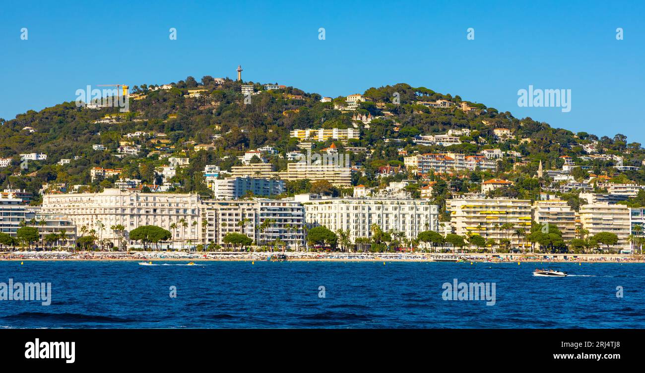 Cannes, Francia - 31 luglio 2022: Panorama sul mare del centro di Cannes con il centro storico, il quartiere Centre Ville e il porto per yacht sul Mar Mediterraneo Foto Stock