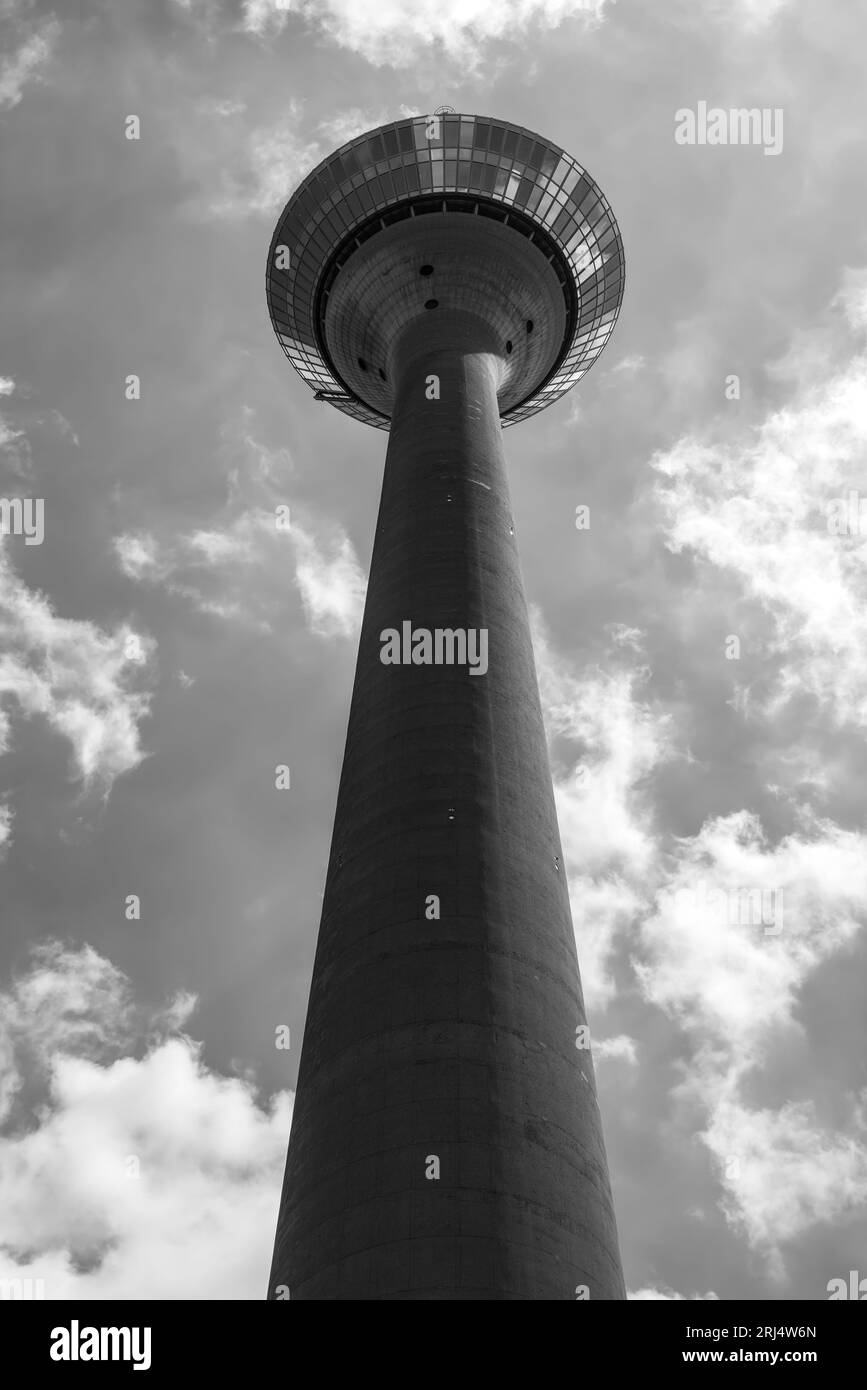 Dusseldorf, Germania - 2 giugno 2022: Rheinturm TV tower a Dusseldorf, Renania settentrionale-Vestfalia, Germania. Fotografia in bianco e nero. Foto Stock