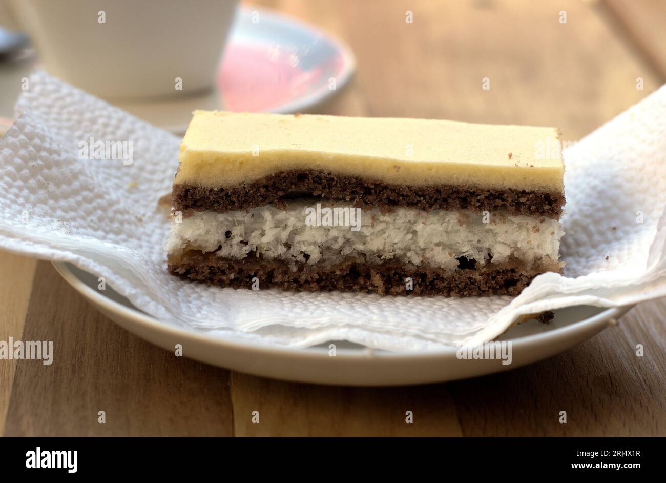 Fetta di torta al cocco (kokosovy rez) cotta in Slovacchia Foto Stock