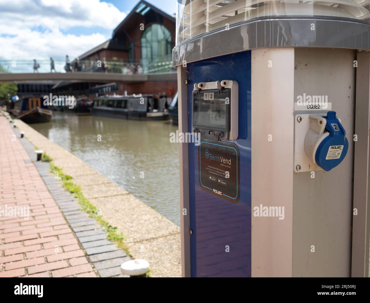 Punto di ricarica elettrica per Canal boat a Castle Quay nel centro di Banbury Foto Stock