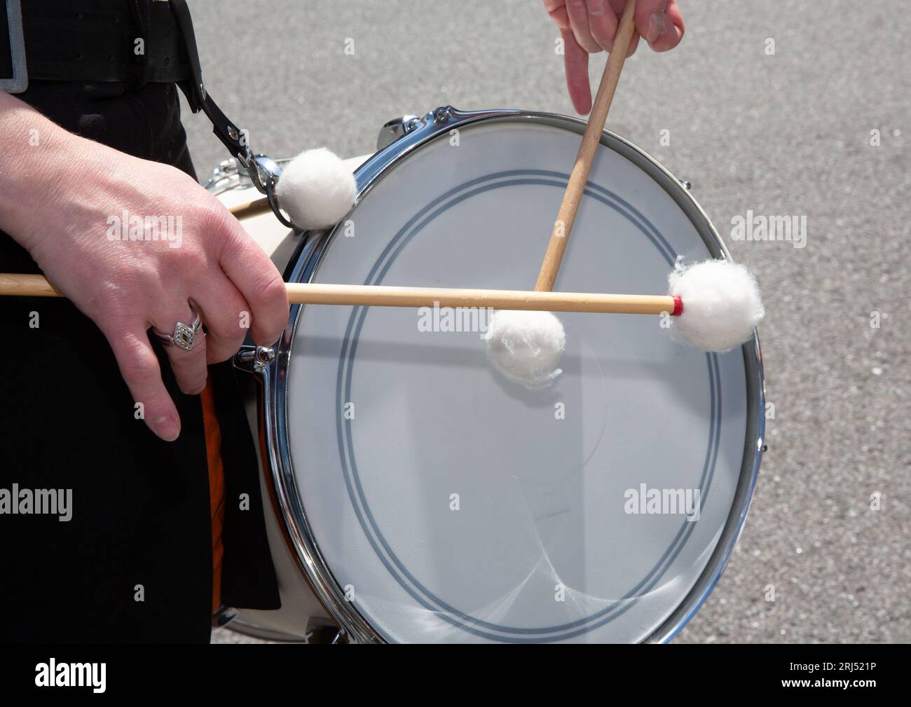 Un batterista che suona con i bastoni Foto Stock