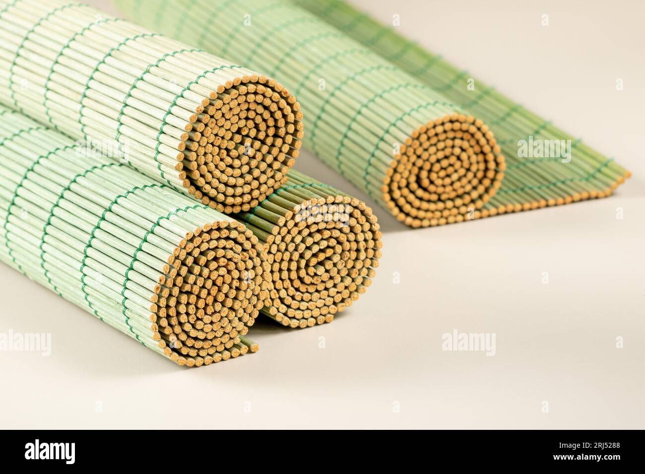 Stuoie da cucina verdi di bambù su sfondo pastello. Foto Stock