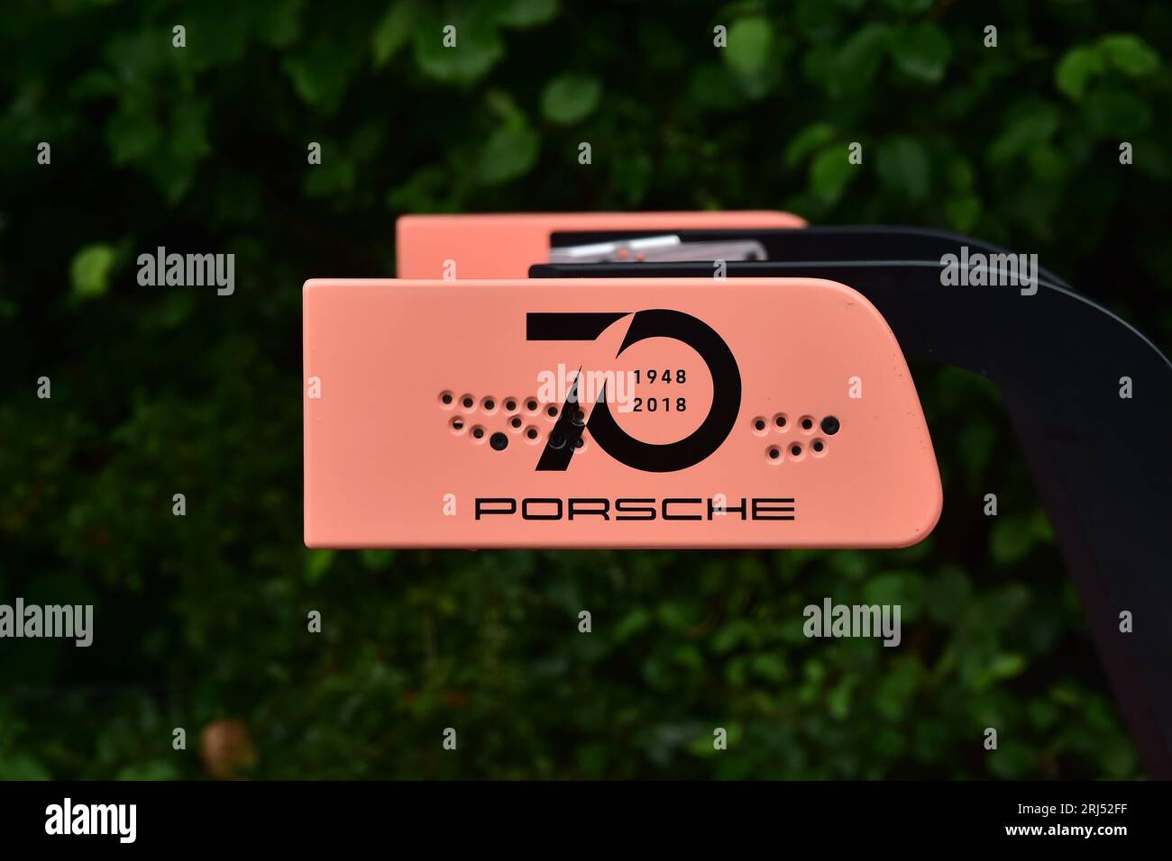 Porsche 911 RSR, liverizzata come tributo al maiale rosa e 60 anni dei 911, 75 anni di Porsche, le Mans Winners, con 19 vittorie a destra insieme Foto Stock