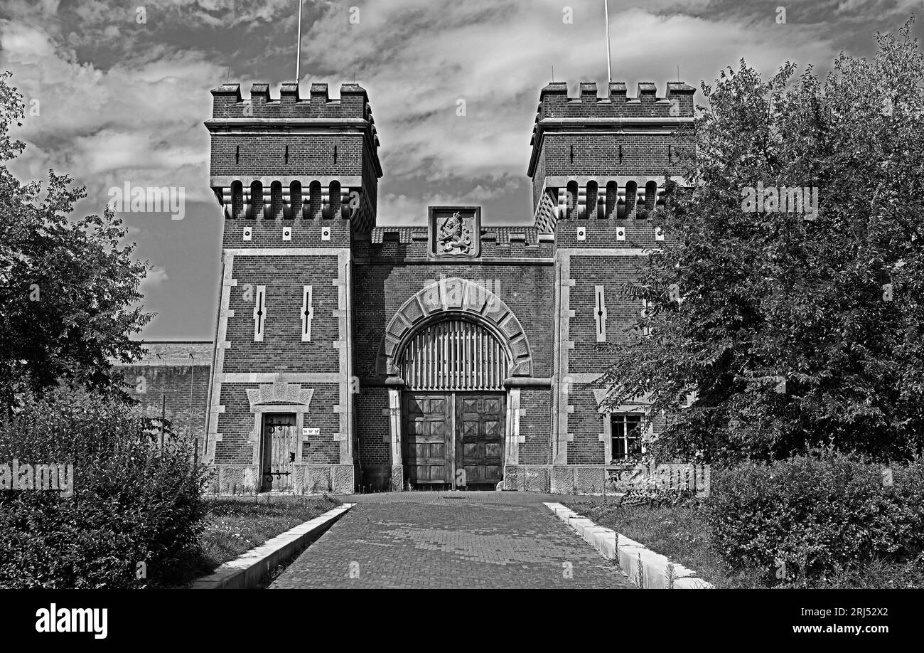 l'aia, paesi bassi -- 2023.08.16: ex cancello (vecchio) edificio (1886) del complesso penitenziario olandese di scheveningen comprendente il fermo icc Foto Stock