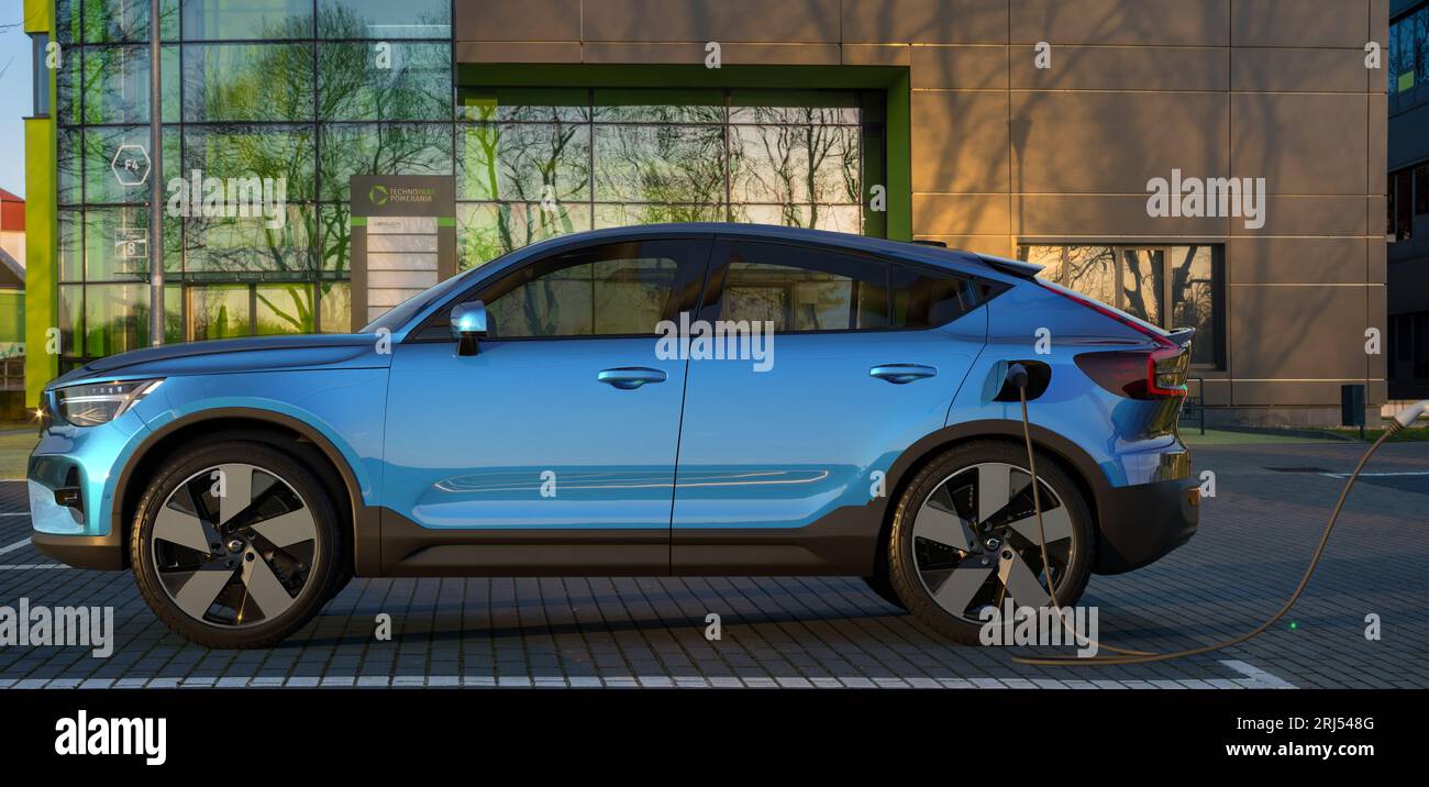 Ricarica Volvo C40 in un parcheggio nazionale Foto Stock