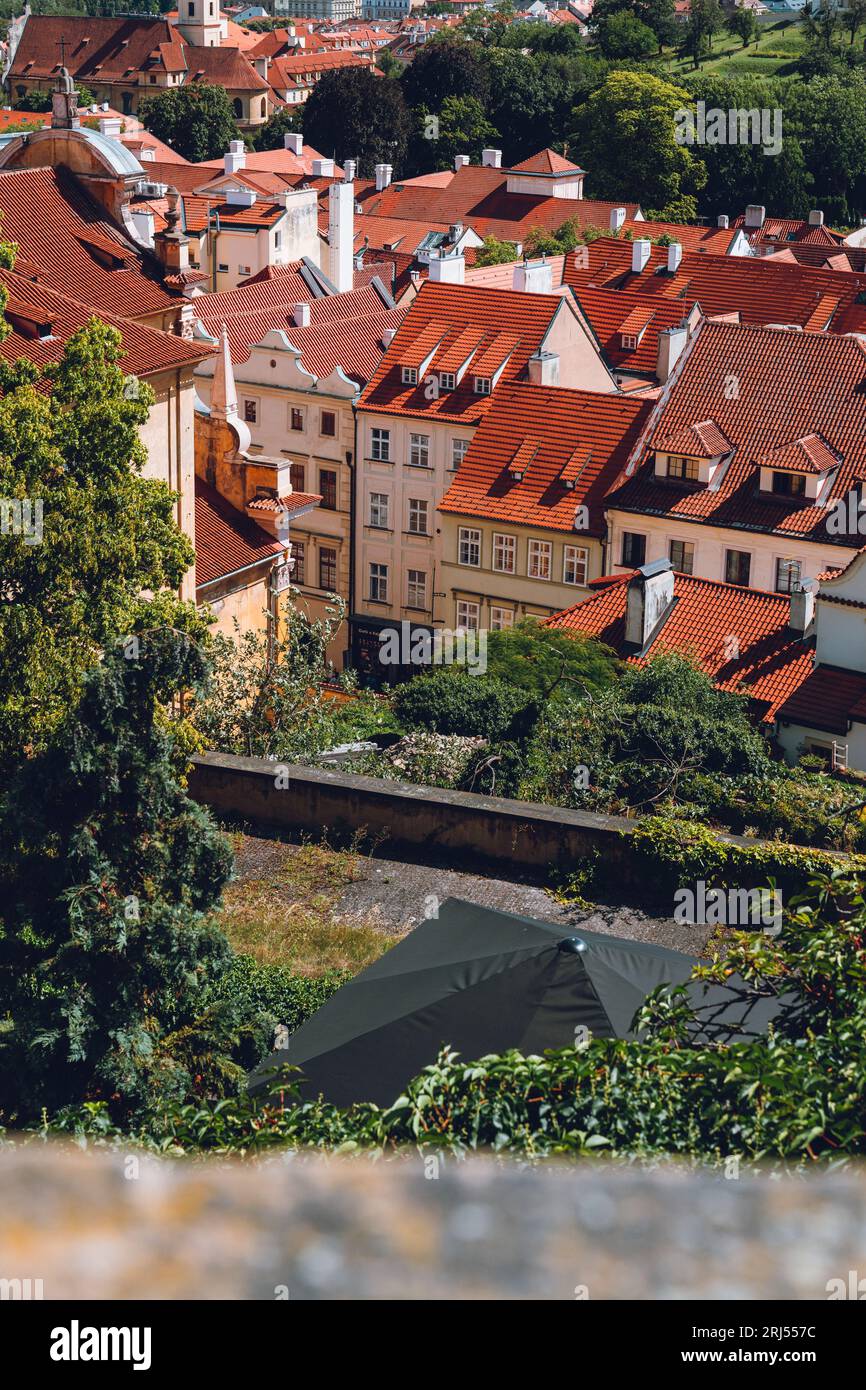 Praga, Cechia: Vista aerea della città con tetti colorati, architettura e vegetazione. Foto Stock