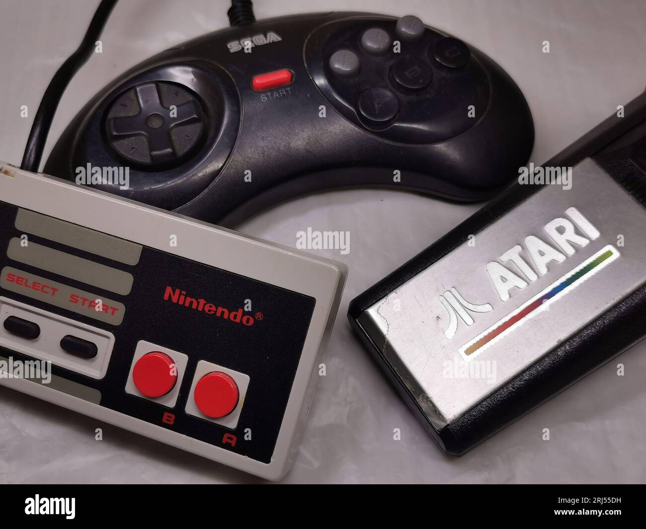 Un primo piano di due console di gioco Nintendo Classic Foto Stock
