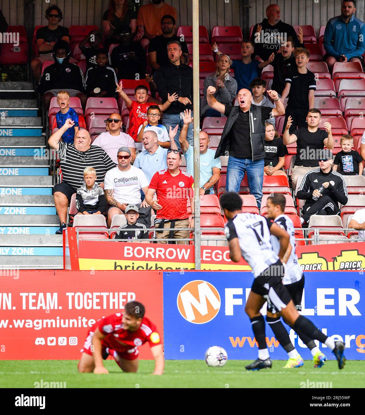 I tifosi di Crawley mostrano la loro frustrazione durante la partita Sky Bet EFL League Two tra Crawley Town e Gillingham al Broadfield Stadium , Crawley , Regno Unito - 19 agosto 2023 foto Simon Dack / Telephoto Images. Solo per uso editoriale. Niente merchandising. Per le immagini di calcio si applicano le restrizioni fa e Premier League, incluso l'utilizzo di Internet/dispositivi mobili senza licenza FAPL. Per ulteriori informazioni, contattare Football Dataco Foto Stock