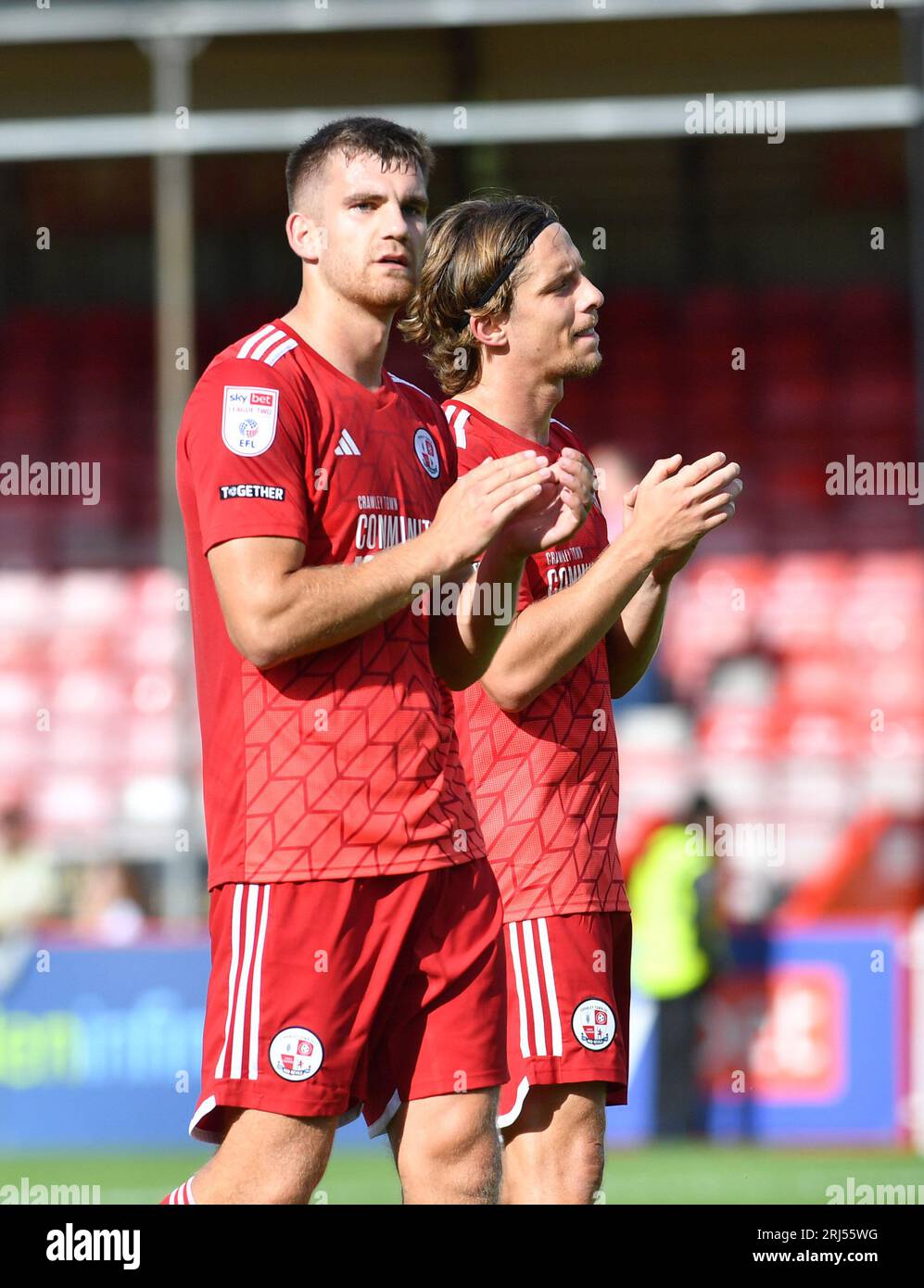 Harry Ransom di Crawley (a sinistra) sembra degettato dopo la sconfitta nella partita Sky Bet EFL League Two tra Crawley Town e Gillingham al Broadfield Stadium , Crawley , Regno Unito - 19 agosto 2023. Foto Simon Dack / immagini teleobiettivo. Solo per uso editoriale. Niente merchandising. Per le immagini di calcio si applicano le restrizioni fa e Premier League, incluso l'utilizzo di Internet/dispositivi mobili senza licenza FAPL. Per ulteriori informazioni, contattare Football Dataco Foto Stock