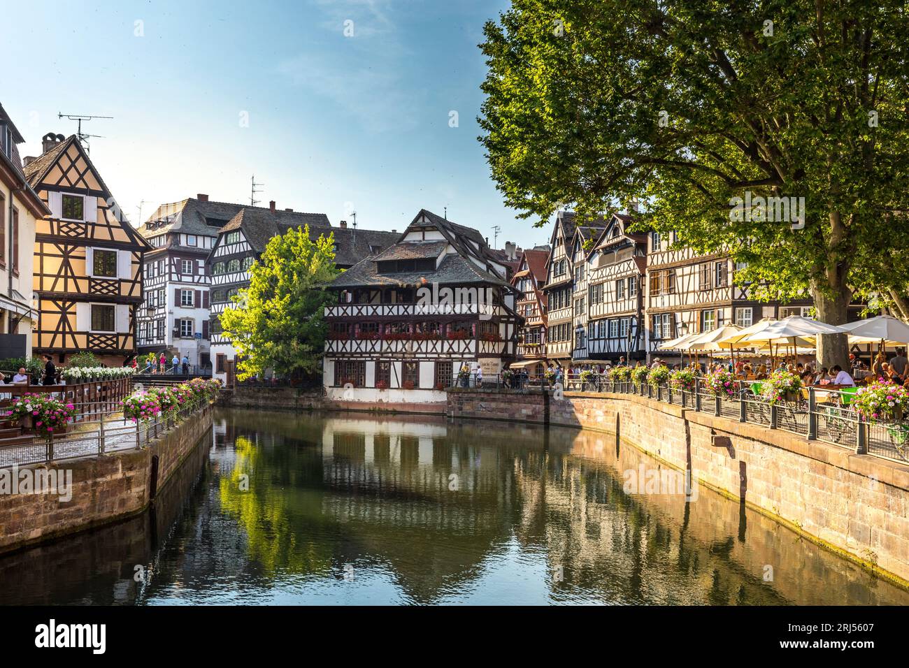 Strasburgo, Francia - 19 giugno 2023: Tradizionali case in legno sui pittoreschi canali di la Petite France nella città medievale di Strasburgo, Foto Stock