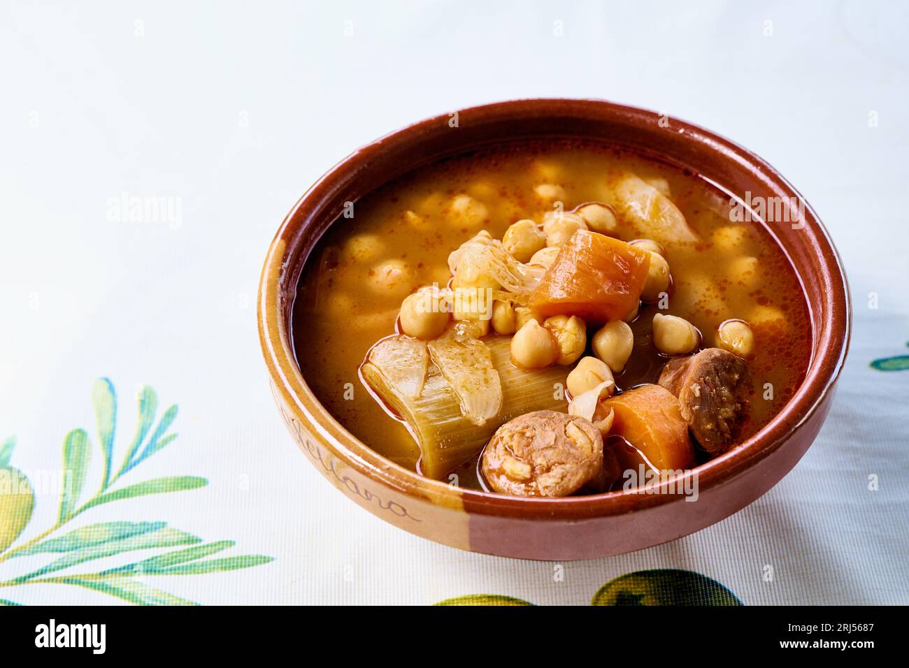 Stufato di ceci con porro, carota e chorizo Foto Stock