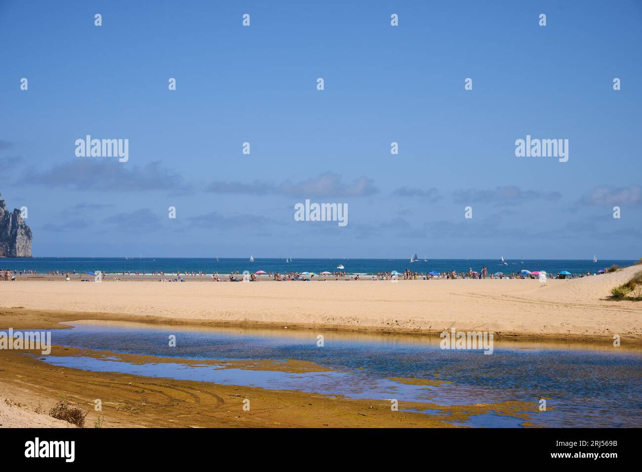 Vista delle persone e delle barche sil sulla spiaggia di Laredo in estate, Laredo, Cantabria, Spagna Foto Stock