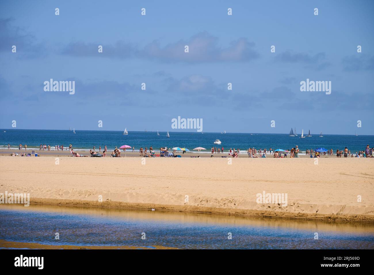 Vista delle persone e delle barche sil sulla spiaggia di Laredo in estate, Laredo, Cantabria, Spagna Foto Stock