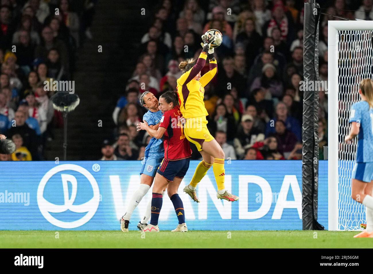 Sydney, Australia. 20 agosto 2023. Portiere Cata Coll #23 della Spagna, Laia Codina #14 della Spagna e Lucy Bronze #2 dell'Inghilterra in azione durante la finale tra Spagna e Inghilterra alla Coppa del mondo femminile FIFA 2023, allo Stadio Accor. Punteggi finali, Spagna 1:0 Inghilterra credito: SOPA Images Limited/Alamy Live News Foto Stock