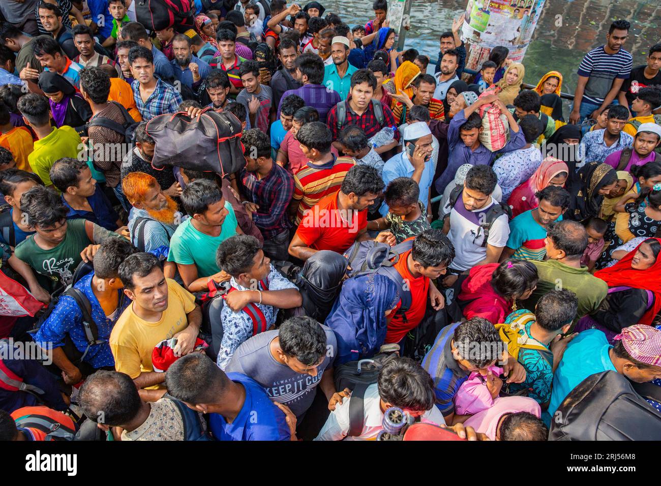 Sadarghat Launch Terminal vede un'enorme folla di persone dirette verso le loro case del villaggio per celebrare Eid-ul-Fitr con i loro cari e vicini. Dhaka, Ban Foto Stock