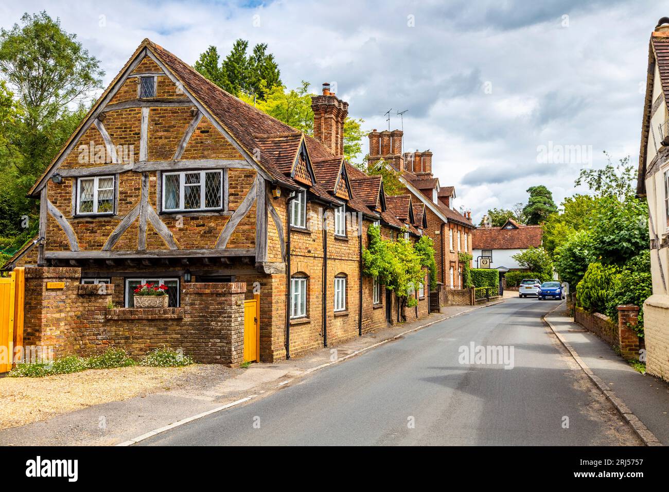 Cottage storici nel villaggio di Shere, Surrey, Inghilterra Foto Stock