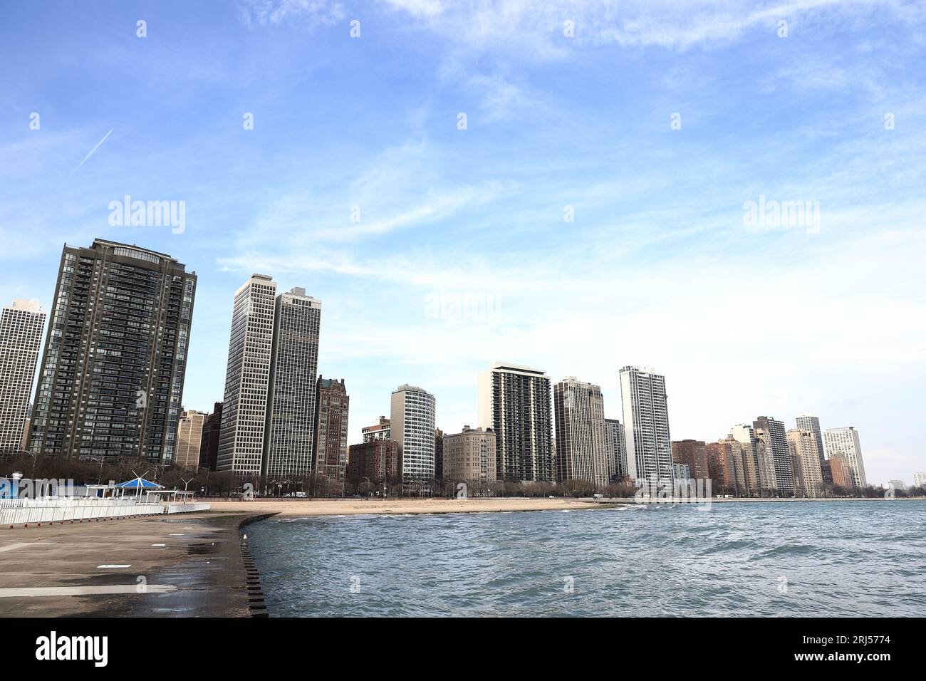 Vista su Oak Street Beach verso il lungomare di Chicago. La spiaggia si trova sulla North Lake Shore Drive, sulle rive del lago Michigan. Foto Stock