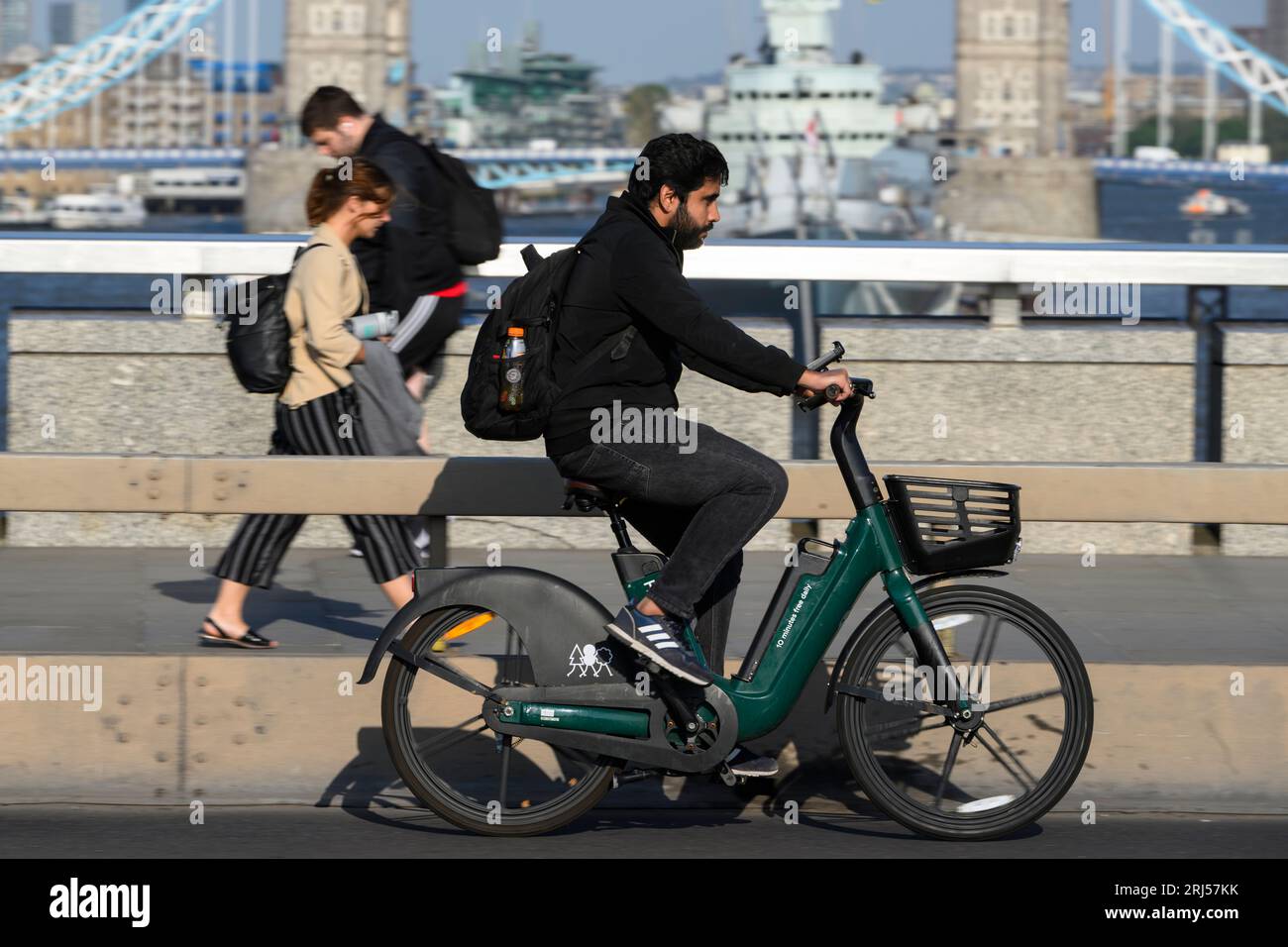 Un uomo che viaggia su una bicicletta elettrica HumanForest attraverso il London Bridge, durante l'ora di punta. London Bridge, Londra, Regno Unito. 7 giugno 2023 Foto Stock