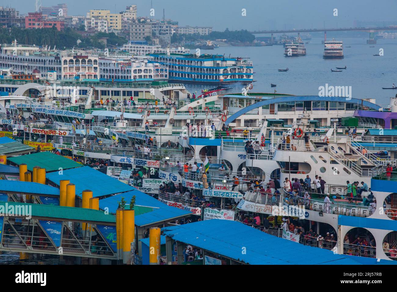 Centinaia di navi ancorate al terminal di lancio di Sadarghat nella Vecchia Dacca, il principale porto fluviale di Dacca, la capitale del Bangladesh. Foto Stock