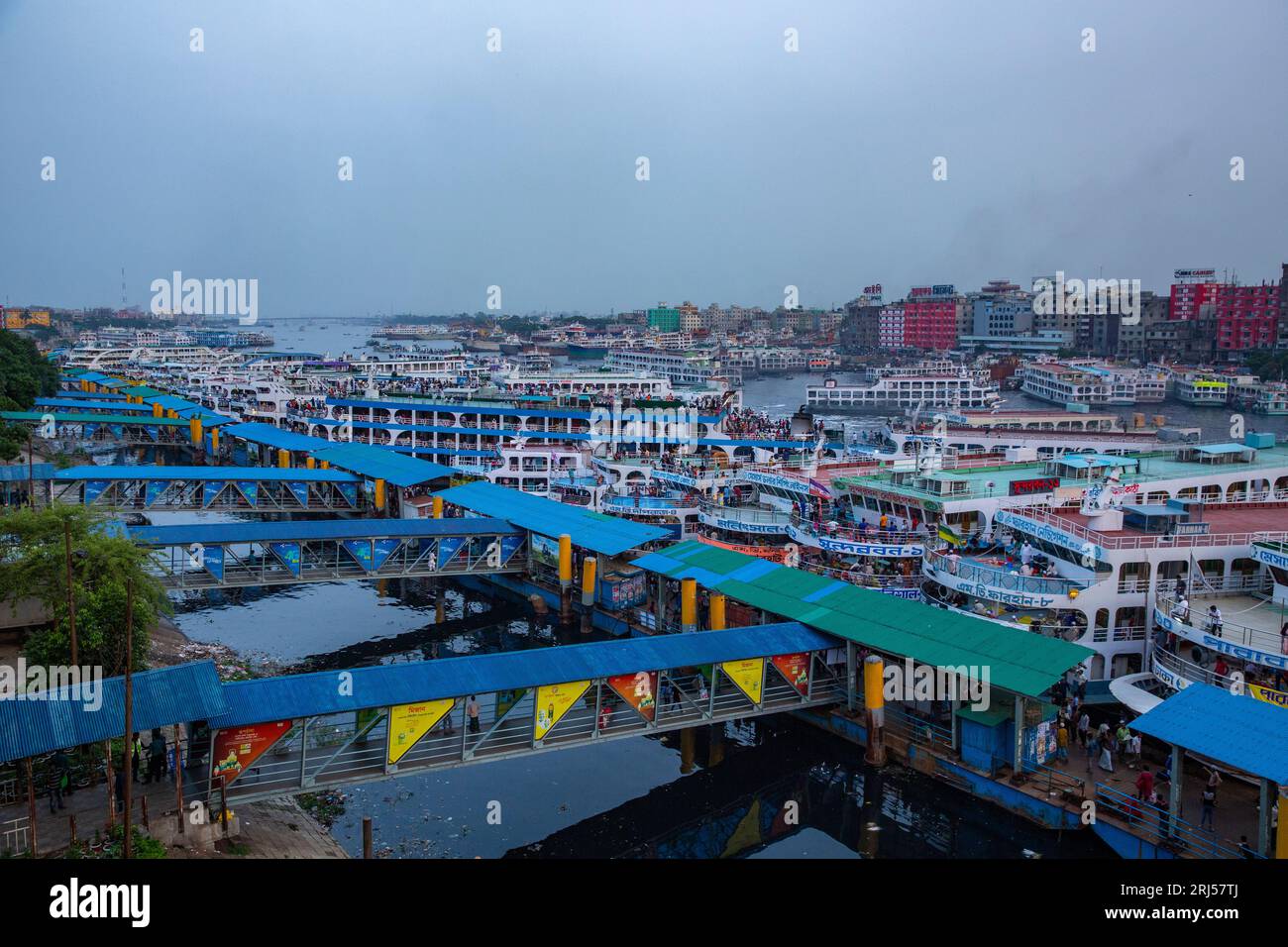 Centinaia di navi ancorate al terminal di lancio di Sadarghat nella Vecchia Dacca, il principale porto fluviale di Dacca, la capitale del Bangladesh. Foto Stock