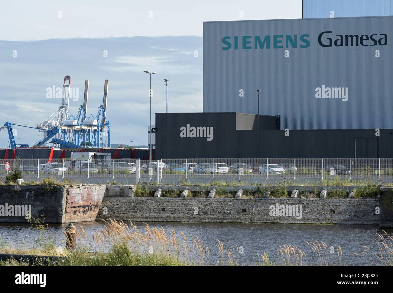FRANCIA, porto di le Havre, Siemens Gamesa Renewable Energy SGRE sito di produzione di turbine eoliche per parchi eolici offshore / FRANKREICH, le Havre Hafen, Siemens Gamesa Erneuerbare energie SGRE Produktionsstandort für Windkraftanlagen für Offshore Windparks Foto Stock
