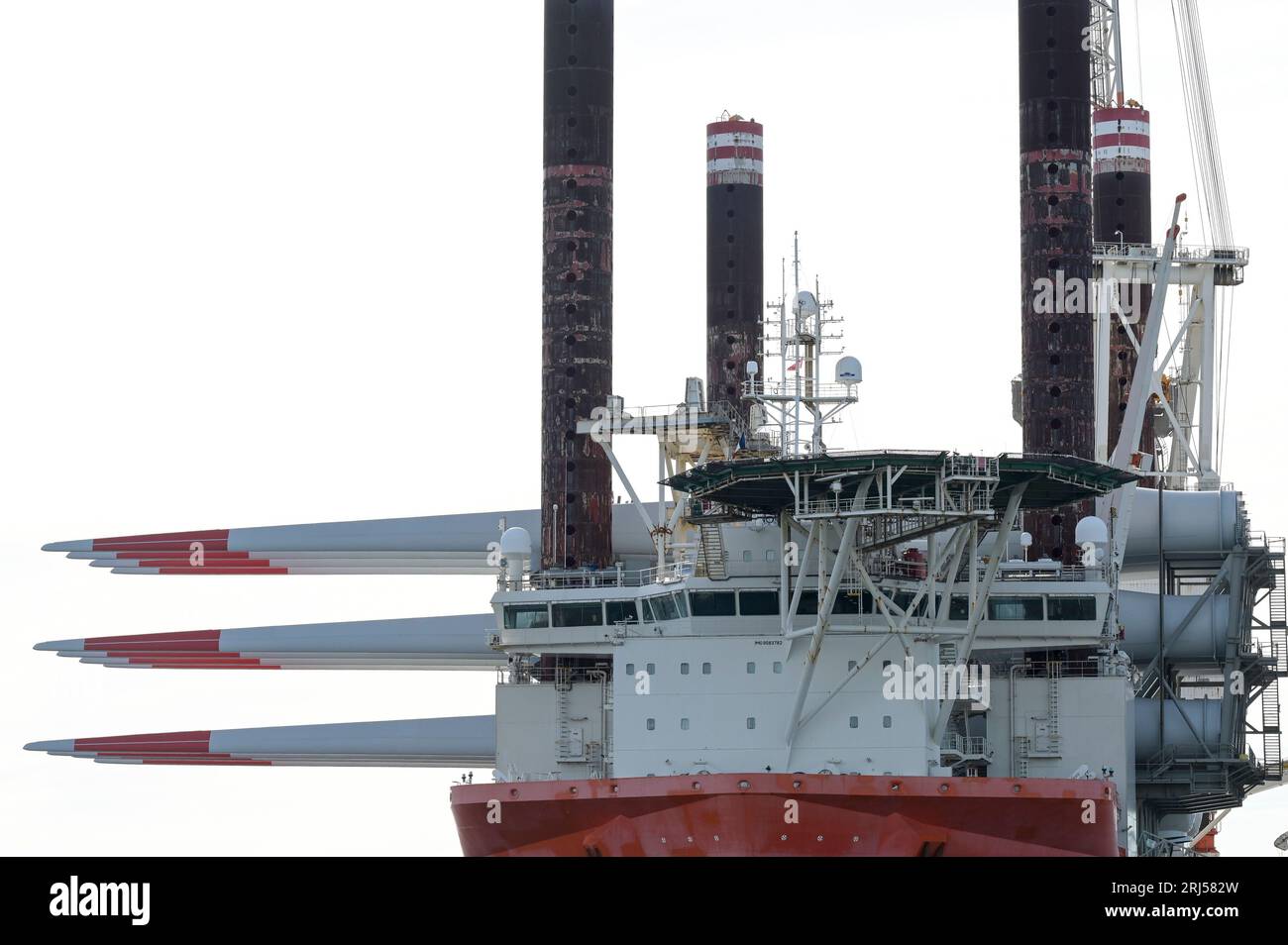 FRANCIA, porto di le Havre, vettore eolico Fred Olsen Brave Tern, un'imbarcazione speciale trasporta turbine eoliche Siemens Gamesa, torre e lama rotante per la costruzione di un parco eolico offshore da 500 MW Fecamp sulla costa della Normandia / FRANKREICH, le Havre Hafen, Spezialschiff Brave Tern mit Siemens Gamesa Windkraftanlagen für den 500 MW Offshore Windpark Fecamp von Électricité de France SA EDF Renewables, Enbridge Inc. und wpd Foto Stock