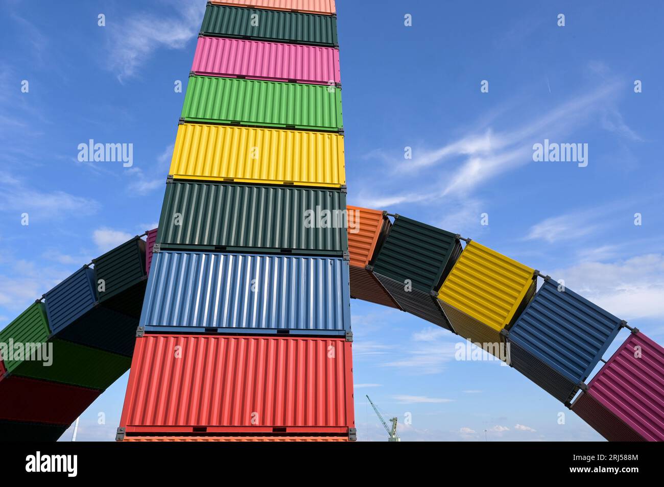 FRANCIA, porto di le Havre, opera d'arte installazione di contenitori Catene des Containers di Vincent Ganivet / FRANKREICH, le Havre Hafen, Catene de Containers Kunstintallation aus gestapelten 20-Fuß Schiffscontainern von Künstler Vincent Ganivet Foto Stock