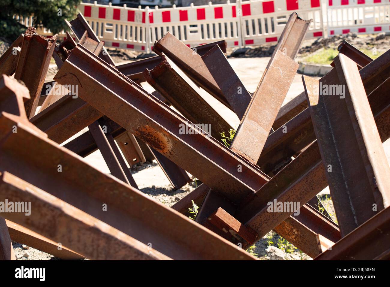 I ricci anticarro si trovano sulla strada nella città di Dnipro in Ucraina durante la guerra Foto Stock