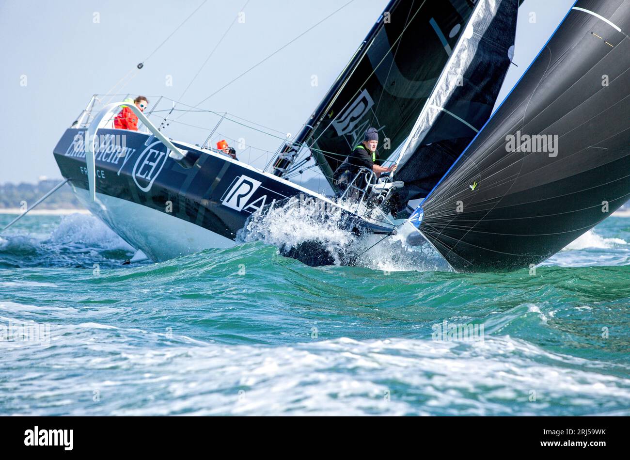 Cambio di vele a bordo di un Figaro Beneteau 3 Foto Stock