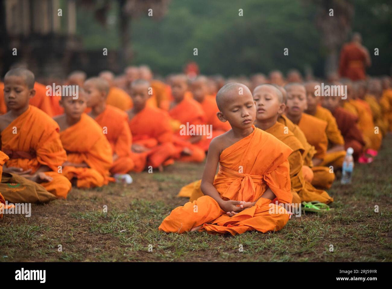 Un folto gruppo di monaci buddisti durante la celebrazione del Visak Bochea a Angkor Wat, Siem Reap, Cambogia. Foto Stock