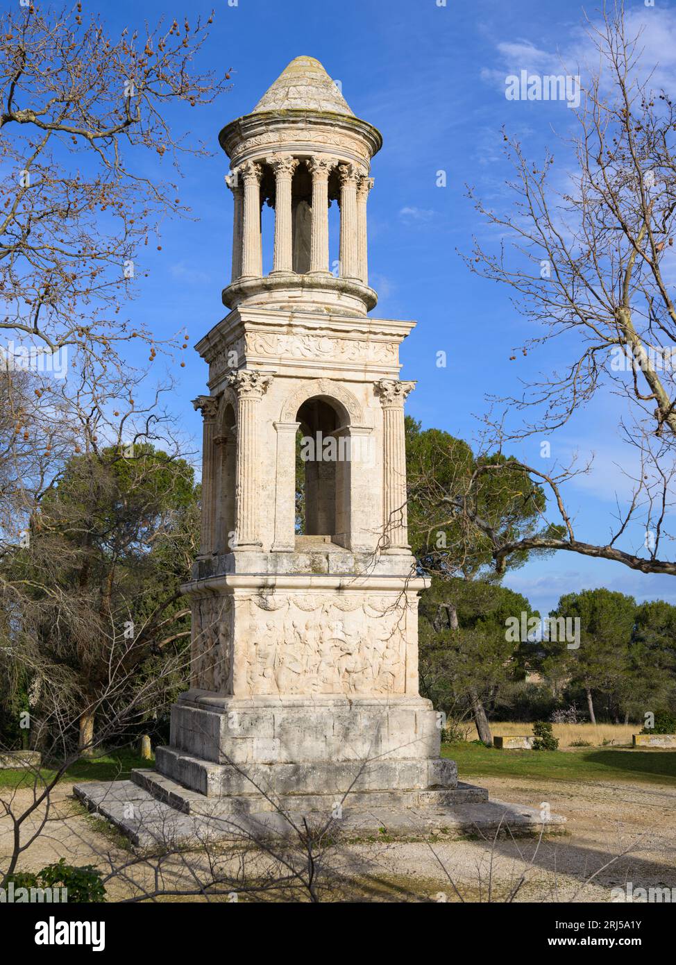 Il Mausoleo di Jules fu eretto tra il 30 e il 20 a.C. dai Giulio (una delle principali famiglie romane), giorno di sole in primavera Foto Stock