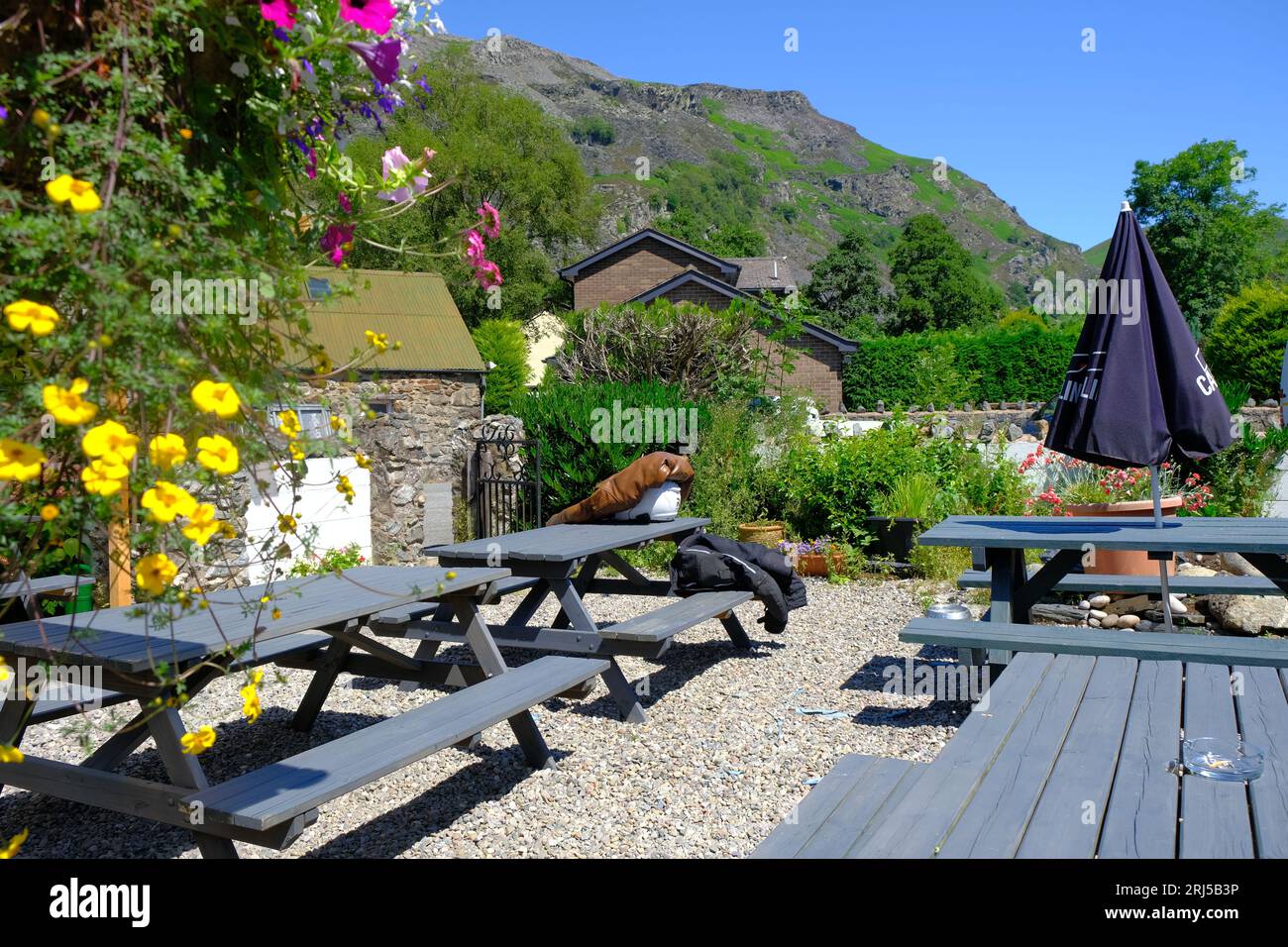Pub di campagna nel Galles del Nord con area giardino Foto Stock
