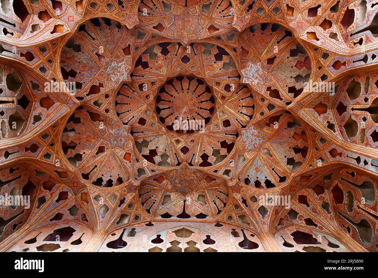 Particolare del tetto della sala della musica, Palazzo Ali Qapu, Isfahan, Iran Foto Stock