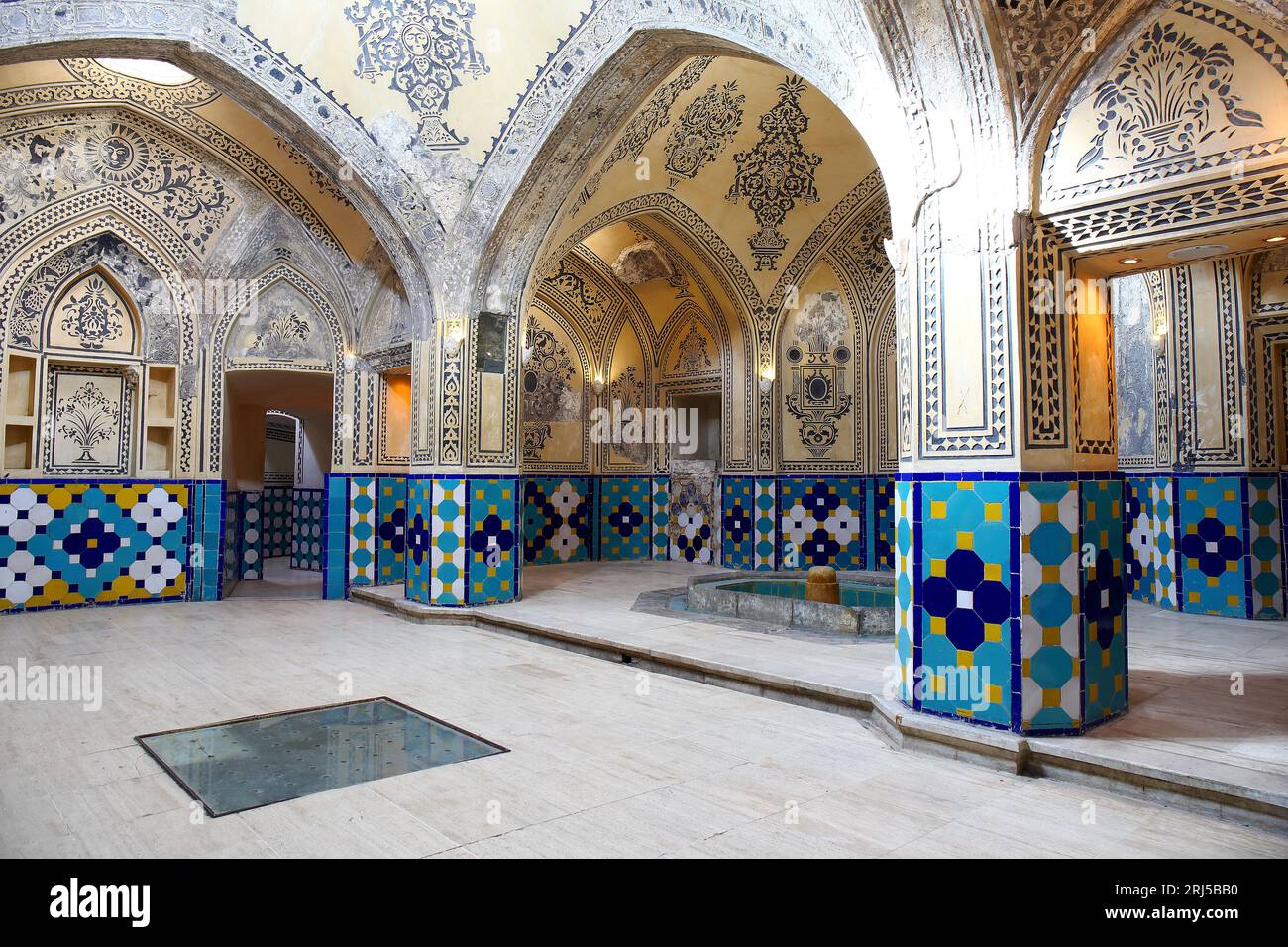 Opere in cartongesso e dipinti nel sultano Amir Ahmad Bathhouse conosciuto anche come Bathhouse a Kashan Qasemi, Iran Foto Stock