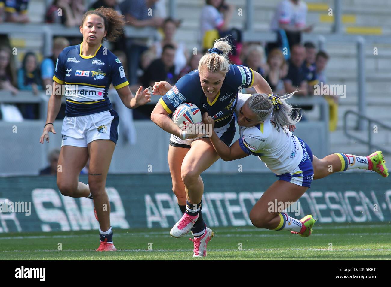 Leeds, Regno Unito. 20 agosto 2023. Headingley Stadium, Leeds, West Yorkshire, 20 agosto 2023 Betfred Womens Super League Leeds Rhinos contro Warrington Wolves Amy Hardcastle di Leeds Rhinos WomenÕs è affrontata da Samantha Simpson di Warrington Wolves Women Credit: Touchlinepics/Alamy Live News Foto Stock