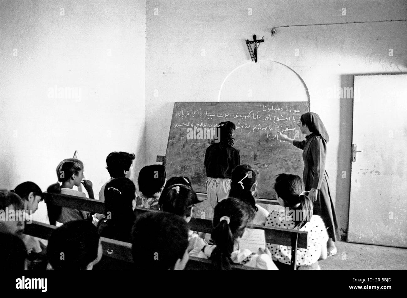 Zakho, Iraq settentrionale. Settembre 1993. Insegnamento in corso in una scuola cristiana assira. Una suora insegna una lezione di lingua. Foto Stock