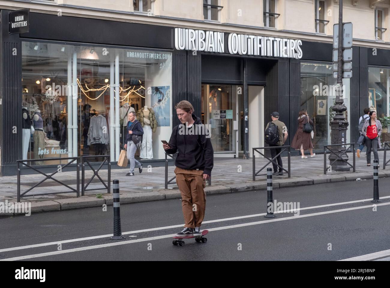 Negozio Urban Outfitters in Rue de Rivoli a Parigi. Urban Outfitters, Inc (URBN) è un'azienda multinazionale di vendita al dettaglio Foto Stock