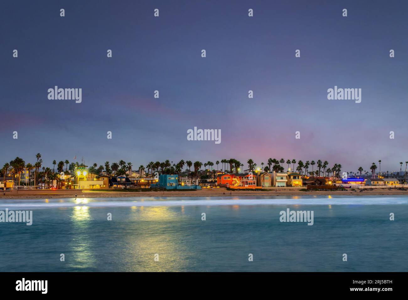Case colorate di notte sulla spiaggia Imperial a San Diego, California Foto Stock