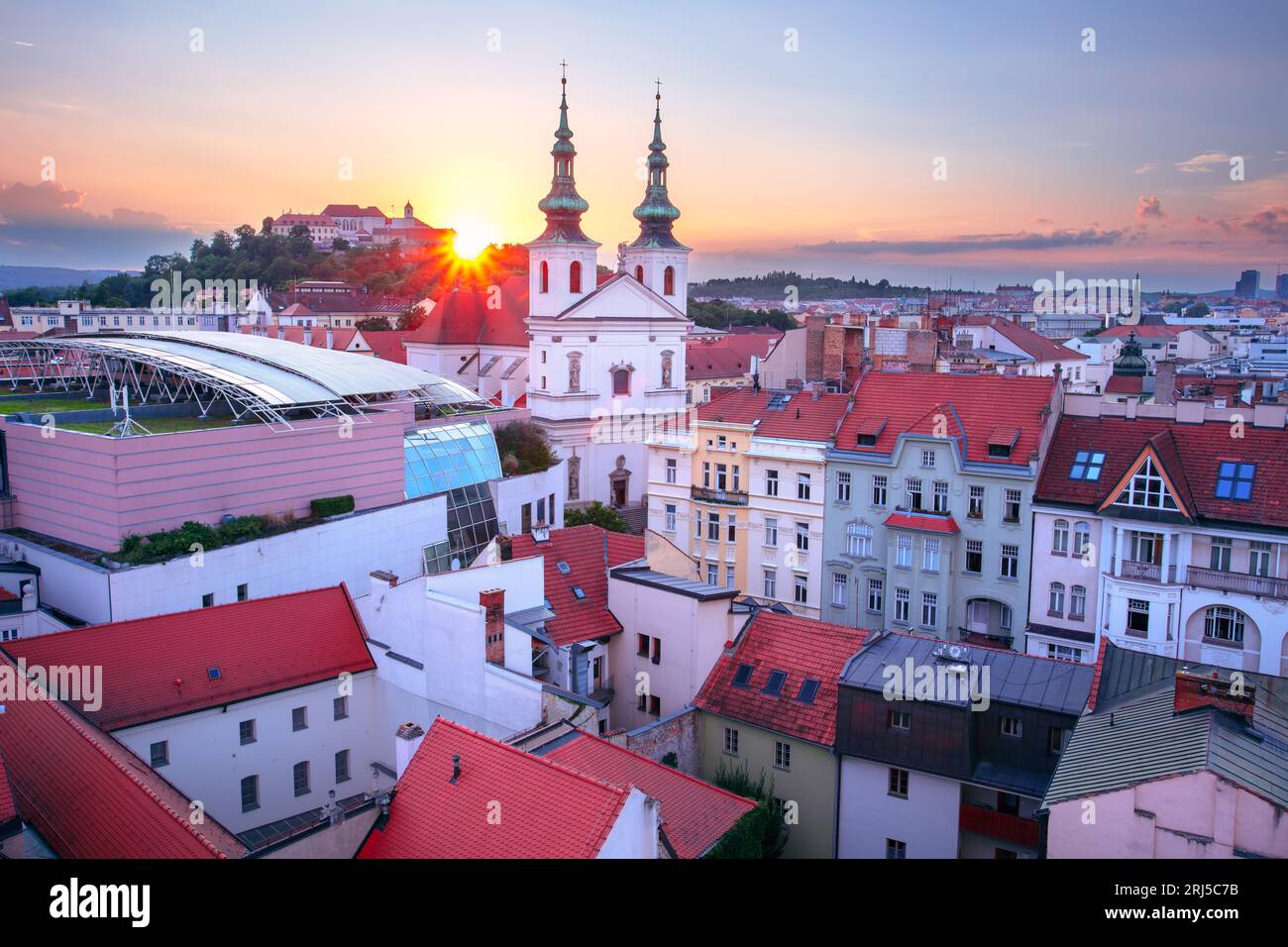 Brno, Repubblica Ceca. Immagine aerea del paesaggio urbano di Brno, la seconda città più grande della Repubblica Ceca al tramonto estivo. Foto Stock
