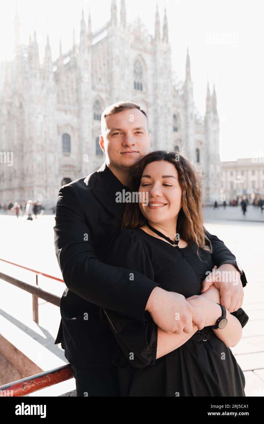 Coppia elegante innamorata in piazza Duomo a Milano Foto Stock