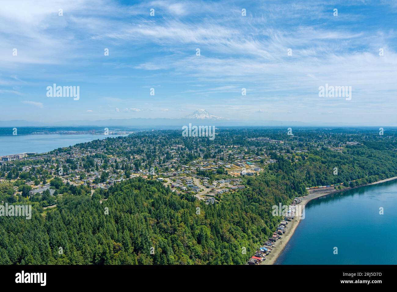 Mount Rainier e Point Defiance nel giugno 2023 Foto Stock