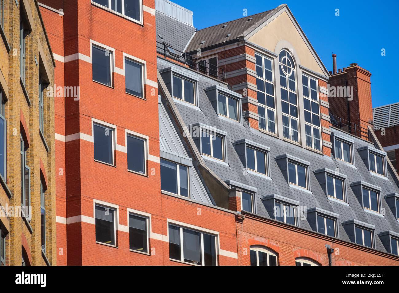 Edificio contemporaneo in mattoni rossi intorno a Holborn a Londra, Inghilterra Foto Stock