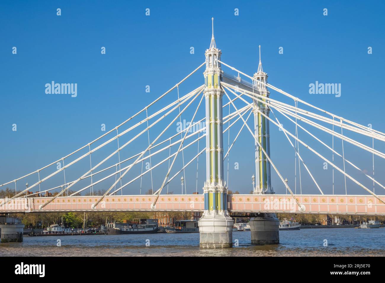 Albert Bridge a Londra contro un cielo blu senza nuvole Foto Stock