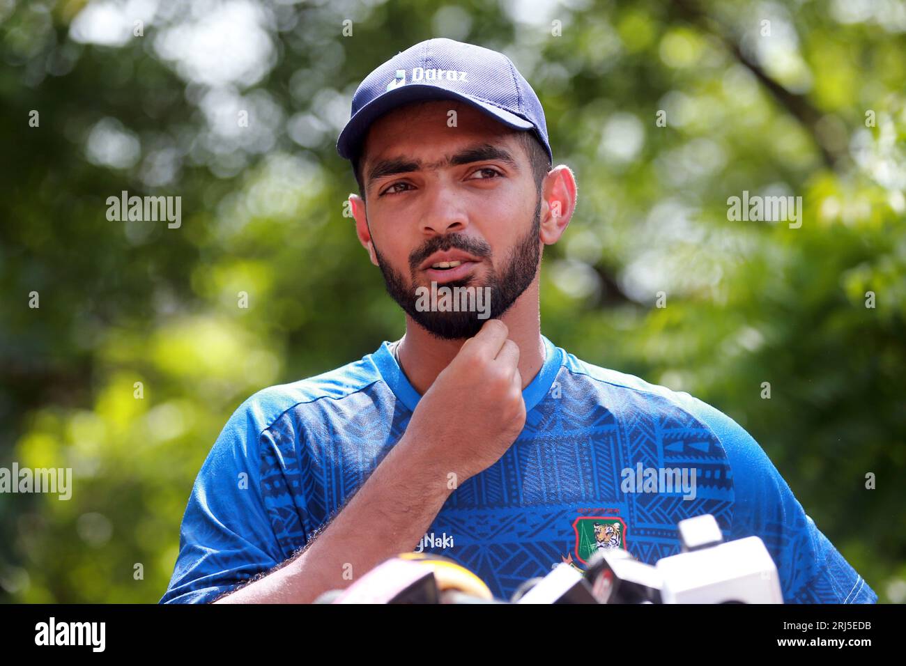 Saif Hassan, giocatore della nazionale di cricket del Bangladesh, parla con i giornalisti della sede del Bangladesh Crickey Board (BCB) nei prossimi Giochi asiatici e in Asia Foto Stock
