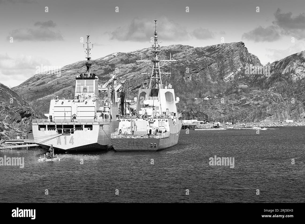 Foto in bianco e nero della Marina spagnola (Armada) Frigate BLAS DE LEZO & Replenishment Oiler Patiño, ormeggiato a Bodo, Norvegia durante le tensioni militari Foto Stock