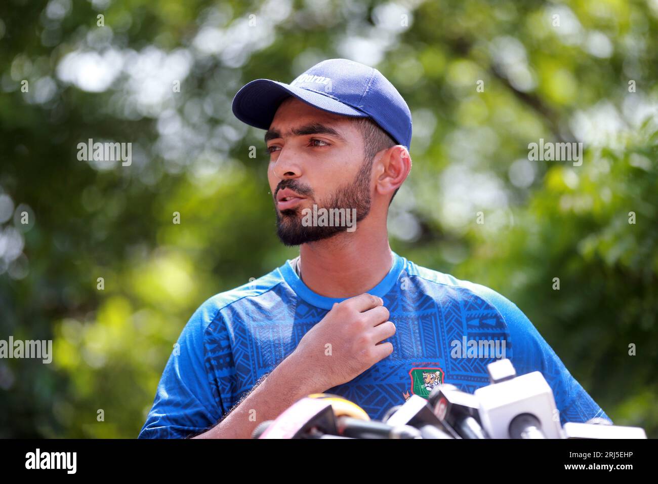 Saif Hassan, giocatore della nazionale di cricket del Bangladesh, parla con i giornalisti della sede del Bangladesh Crickey Board (BCB) nei prossimi Giochi asiatici e in Asia Foto Stock