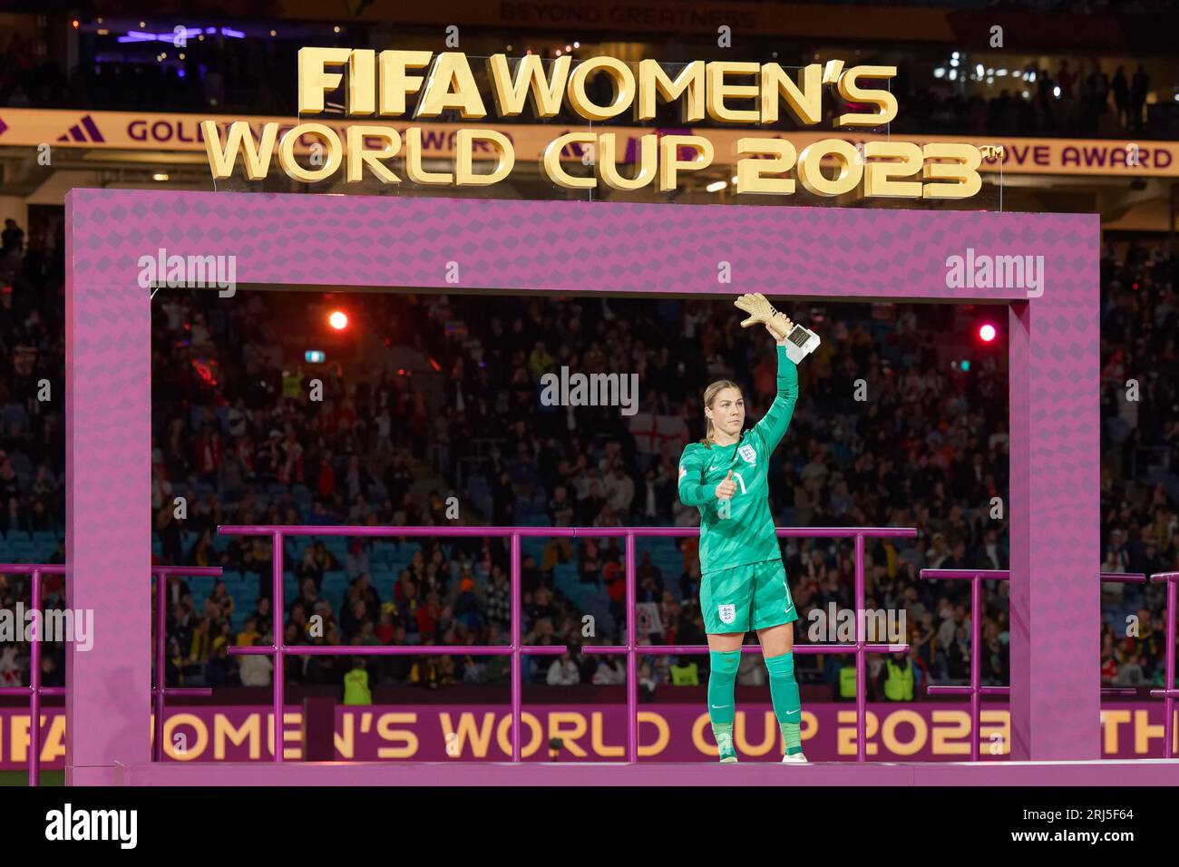 Sydney, Australia. 20 agosto 2023. Mary Earps of England si pone con il Golden Glove Award durante la cerimonia di premiazione dopo la finale della Coppa del mondo femminile FIFA Australia e nuova Zelanda 2023 tra Spagna e Inghilterra allo Stadium Australia il 20 agosto 2023 a Sydney, Australia Credit: IOIO IMAGES/Alamy Live News Foto Stock