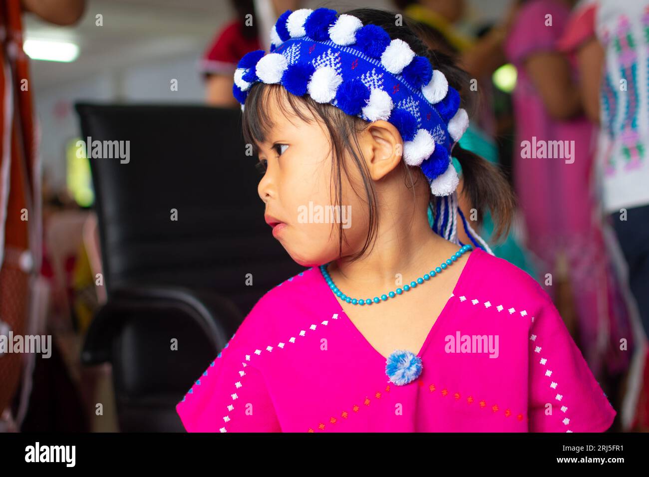 Ragazzo etnico karen di 10 anni con abito tradizionale Karen - cultura Karen Foto Stock