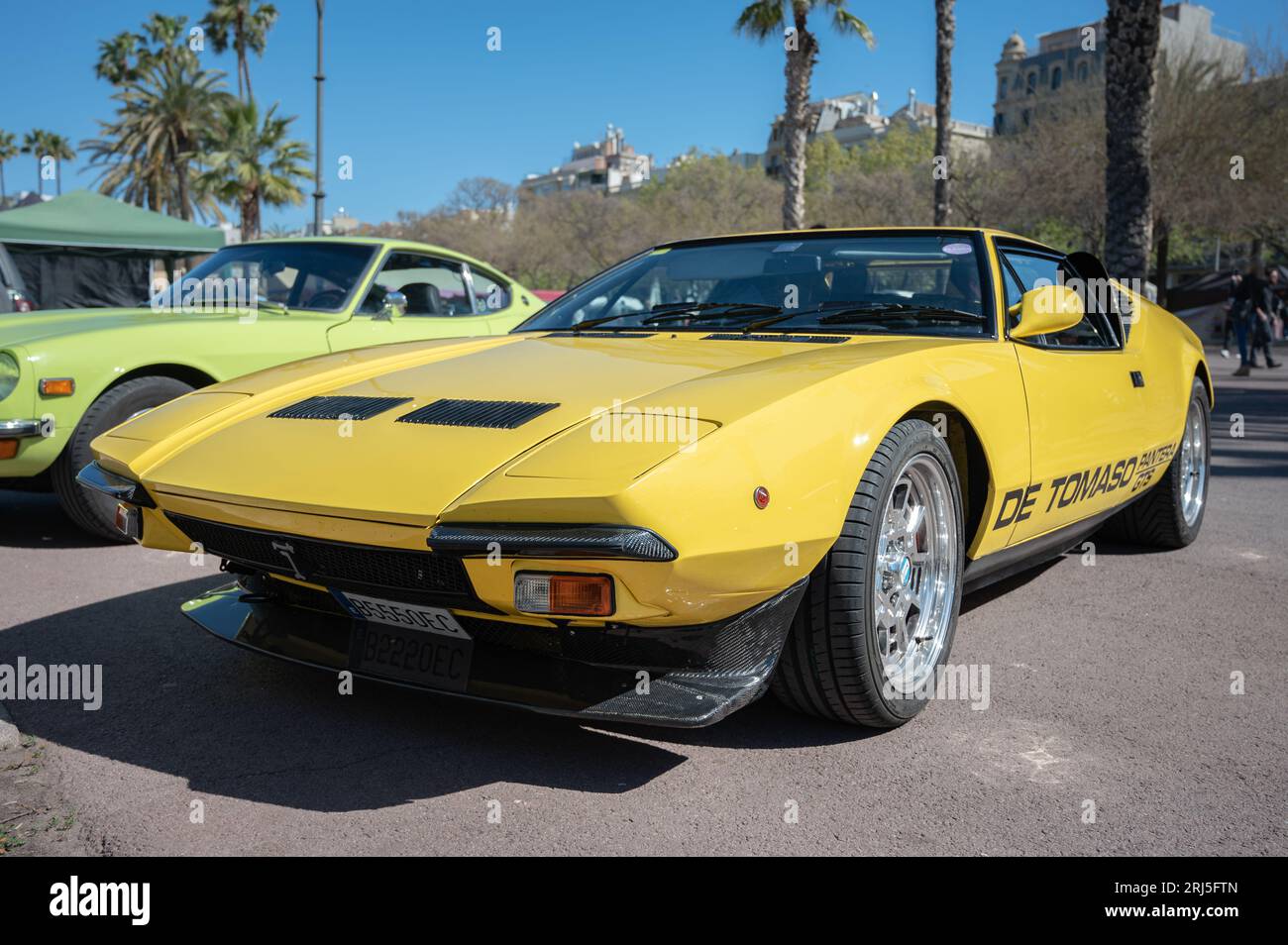 Vista frontale di un De Tomaso Pantera GTS di colore giallo Foto Stock