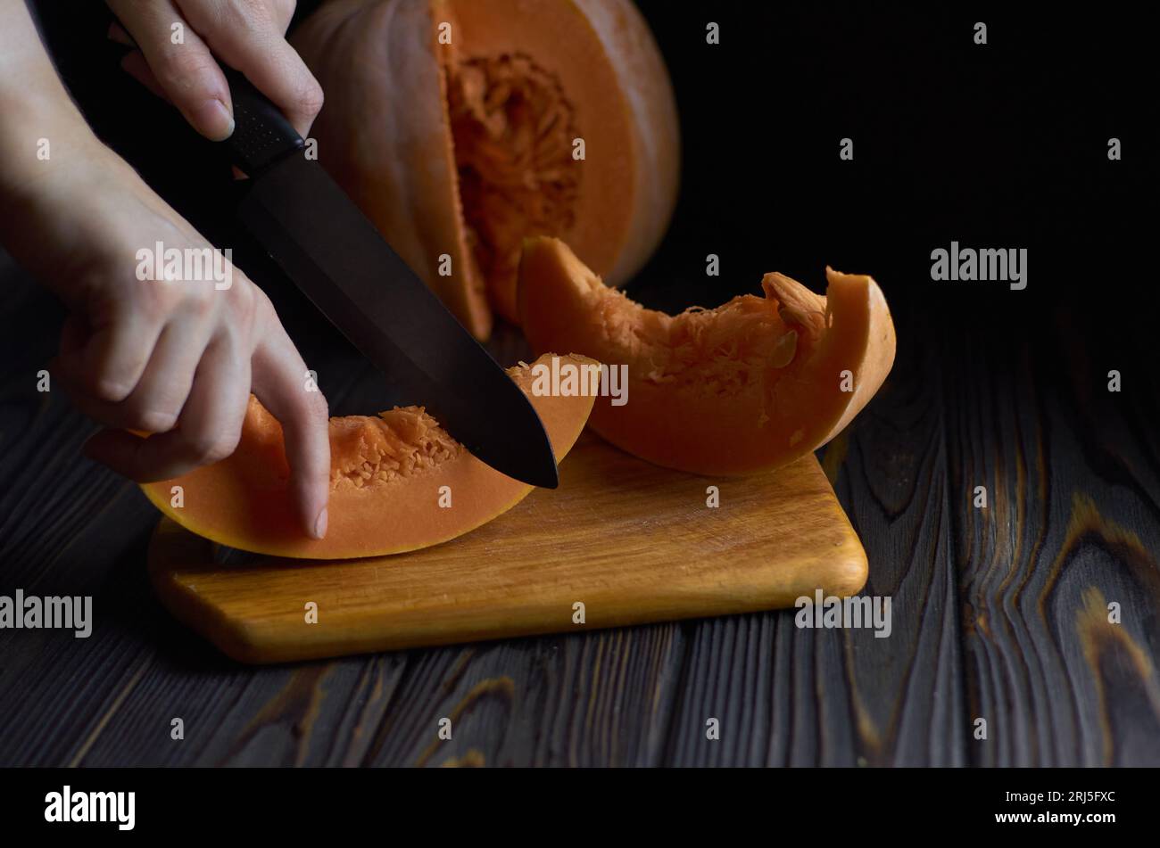 Pumkin in stile "low key", sfondo scuro, fotografia gastronomica. Halloween, autunno, natura morta. Foto per blog, riviste, articoli pubblicitari sul Web Foto Stock
